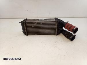Gebruikte Intercooler Peugeot 208 I (CA/CC/CK/CL) 1.6 Blue HDi 100 Prijs € 40,00 Margeregeling aangeboden door Autobedrijf Broekhuis B.V.