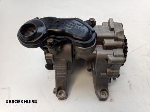 Gebruikte Oliepomp BMW 5 serie Touring (F11) 520d 16V Prijs € 100,00 Margeregeling aangeboden door Autobedrijf Broekhuis B.V.