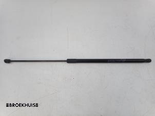 Gebruikte Achterklepdemper links-achter Ford C-Max (DXA) 1.0 Ti-VCT EcoBoost 12V 125 Prijs € 15,00 Margeregeling aangeboden door Autobedrijf Broekhuis B.V.