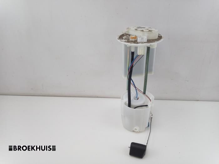 Gebruikte Tank element Pomp Toyota Yaris III (P13) 1.5 16V Hybrid Prijs € 40,00 Margeregeling aangeboden door Autobedrijf Broekhuis B.V.