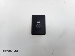 Gebruikte Schakelaar ESP Toyota Yaris III (P13) 1.5 16V Hybrid Prijs € 10,00 Margeregeling aangeboden door Autobedrijf Broekhuis B.V.