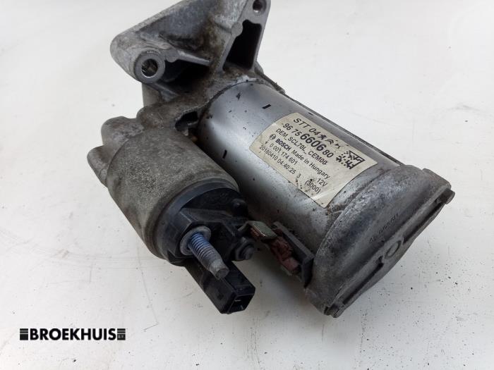 Startmotor van een Toyota ProAce 1.6 D-4D 115 16V Worker 2018