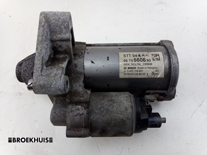Startmotor van een Toyota ProAce 1.6 D-4D 115 16V Worker 2018