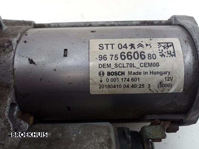 Startmotor van een Toyota ProAce 1.6 D-4D 115 16V Worker 2018