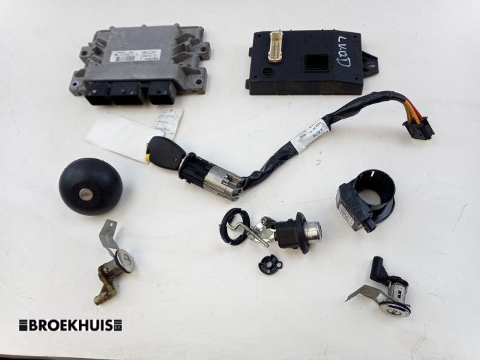Gebruikte Inspuitcomputer Dacia Sandero I (BS) 1.2 16V Prijs € 100,00 Margeregeling aangeboden door Autobedrijf Broekhuis B.V.