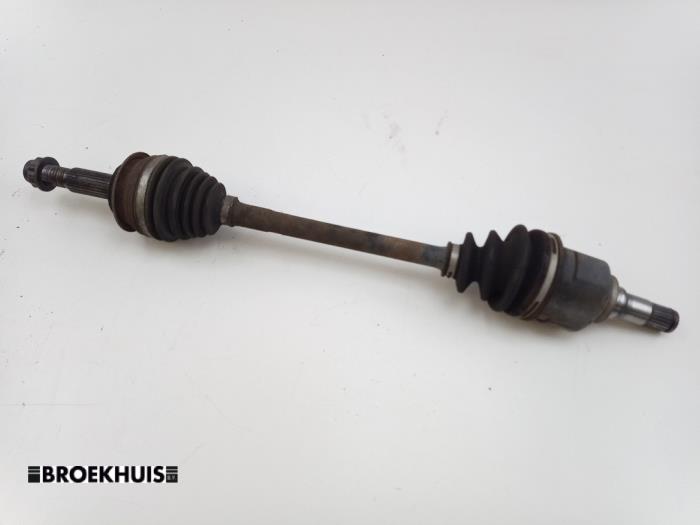 Gebruikte Aandrijfas links-voor Toyota Verso S 1.33 16V Dual VVT-I Prijs € 75,00 Margeregeling aangeboden door Autobedrijf Broekhuis B.V.