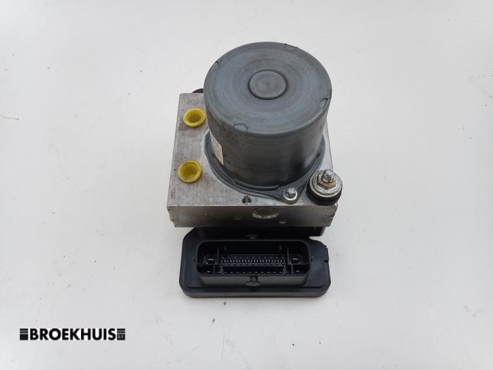 ABS Pomp van een Toyota ProAce 1.6 D-4D 115 16V Worker 2018