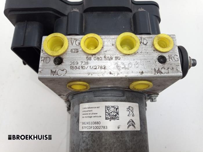 ABS Pomp van een Toyota ProAce 1.6 D-4D 115 16V Worker 2018