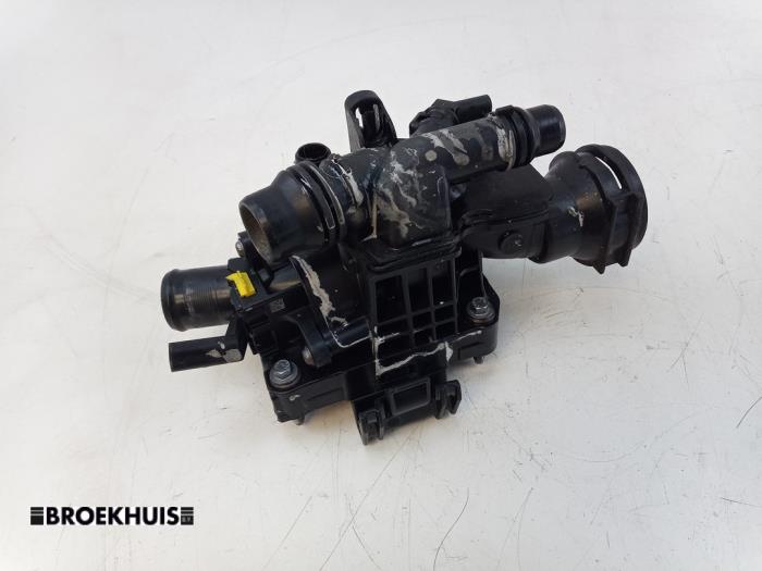 Gebruikte Thermostaathuis Opel Astra L Sports Tourer (F4/FC/FN/FR) 1.5 Diesel 16V Prijs € 35,00 Margeregeling aangeboden door Autobedrijf Broekhuis B.V.