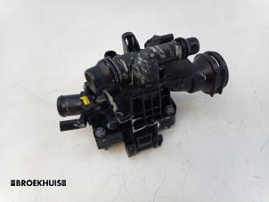 Gebruikte Thermostaathuis Opel Astra L Sports Tourer (F4/FC/FN/FR) 1.5 Diesel 16V Prijs € 35,00 Margeregeling aangeboden door Autobedrijf Broekhuis B.V.