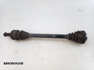 Gebruikte Aandrijfas links-achter BMW 3 serie (E90) 318i 16V Prijs € 35,00 Margeregeling aangeboden door Autobedrijf Broekhuis B.V.