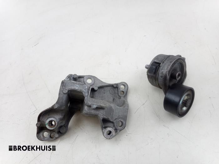 Gebruikte Dynamosteun onder Citroen C3 (SX/SW) 1.2 Vti 12V PureTech Prijs € 40,00 Margeregeling aangeboden door Autobedrijf Broekhuis B.V.