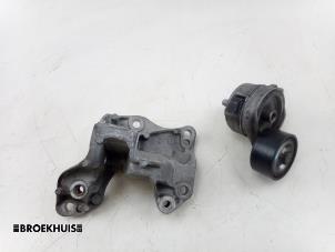 Gebruikte Dynamosteun onder Citroen C3 (SX/SW) 1.2 Vti 12V PureTech Prijs € 40,00 Margeregeling aangeboden door Autobedrijf Broekhuis B.V.