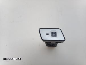 Gebruikte Handrem schakelaar Toyota Prius Plus (ZVW4) 1.8 Hybrid 16V Prijs € 10,00 Margeregeling aangeboden door Autobedrijf Broekhuis B.V.