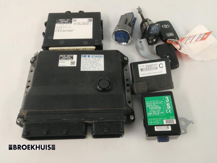 Gebruikte Inspuitcomputer Toyota Prius Plus (ZVW4) 1.8 Hybrid 16V Prijs € 200,00 Margeregeling aangeboden door Autobedrijf Broekhuis B.V.