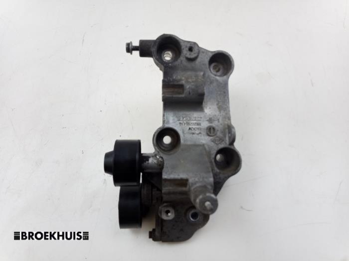 Gebruikte Dynamosteun onder Renault Master III (MA/MB/MC/MD/MH/MF/MG/MH) 2.3 dCi 135 16V FWD Prijs € 54,45 Inclusief btw aangeboden door Autobedrijf Broekhuis B.V.