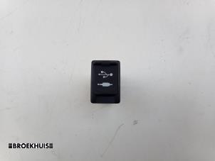 Gebruikte AUX/USB aansluiting Toyota Prius (ZVW5) 1.8 16V Hybrid Prijs € 20,00 Margeregeling aangeboden door Autobedrijf Broekhuis B.V.