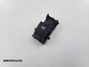 Gebruikte Ruit schakelaar elektrisch Toyota Prius (ZVW5) 1.8 16V Hybrid Prijs € 20,00 Margeregeling aangeboden door Autobedrijf Broekhuis B.V.