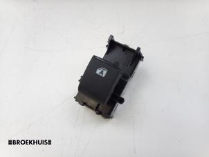 Gebruikte Ruit schakelaar elektrisch Toyota Prius (ZVW5) 1.8 16V Hybrid Prijs € 20,00 Margeregeling aangeboden door Autobedrijf Broekhuis B.V.