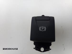 Gebruikte Schakelaar handrem Renault Megane III Grandtour (KZ) 1.5 dCi 110 Prijs € 20,00 Margeregeling aangeboden door Autobedrijf Broekhuis B.V.