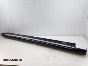 Gebruikte Zijskirt rechts Mitsubishi Outlander (GF/GG) 2.0 16V PHEV 4x4 Prijs € 125,00 Margeregeling aangeboden door Autobedrijf Broekhuis B.V.