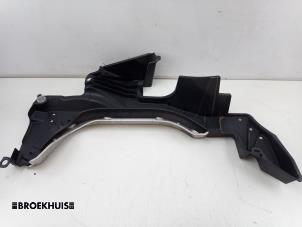 Gebruikte Beschermplaat bodem Toyota Prius (ZVW5) 1.8 16V Hybrid Prijs € 90,00 Margeregeling aangeboden door Autobedrijf Broekhuis B.V.