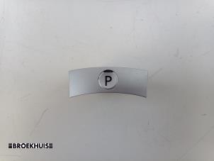 Gebruikte Schakelaar handrem Mitsubishi Outlander (GF/GG) 2.0 16V PHEV 4x4 Prijs € 25,00 Margeregeling aangeboden door Autobedrijf Broekhuis B.V.