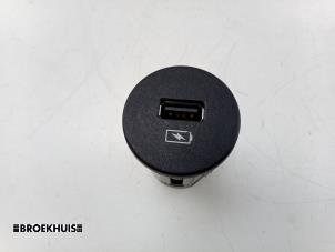 Gebruikte AUX/USB aansluiting Iveco New Daily VI 33S14, 35C14, 35S14 Prijs € 18,15 Inclusief btw aangeboden door Autobedrijf Broekhuis B.V.