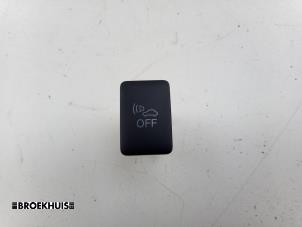 Gebruikte Schakelaar Mitsubishi Outlander (GF/GG) 2.0 16V PHEV 4x4 Prijs € 10,00 Margeregeling aangeboden door Autobedrijf Broekhuis B.V.