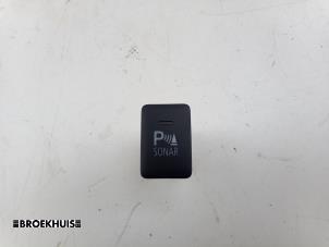 Gebruikte Schakelaar Mitsubishi Outlander (GF/GG) 2.0 16V PHEV 4x4 Prijs € 10,00 Margeregeling aangeboden door Autobedrijf Broekhuis B.V.