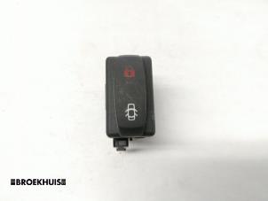 Gebruikte Schakelaar Centr. Deurvergrendeling Opel Vivaro Prijs € 6,05 Inclusief btw aangeboden door Autobedrijf Broekhuis B.V.