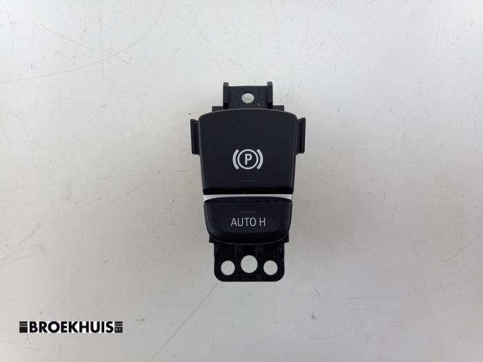 Gebruikte Schakelaar handrem BMW 5 serie (G30) 540i 3.0 TwinPower Turbo 24V Prijs € 25,00 Margeregeling aangeboden door Autobedrijf Broekhuis B.V.