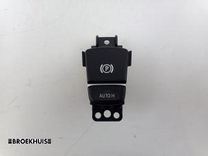 Gebruikte Handrem schakelaar BMW 5 serie (G30) 540i 3.0 TwinPower Turbo 24V Prijs € 25,00 Margeregeling aangeboden door Autobedrijf Broekhuis B.V.