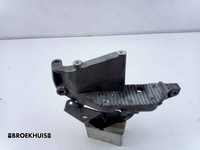 Gebruikte Motorsteun Renault Master III (EV/HV/UV/VA/VB/VD/VF/VG/VJ) 2.3 dCi 145 16V FWD Prijs € 30,25 Inclusief btw aangeboden door Autobedrijf Broekhuis B.V.