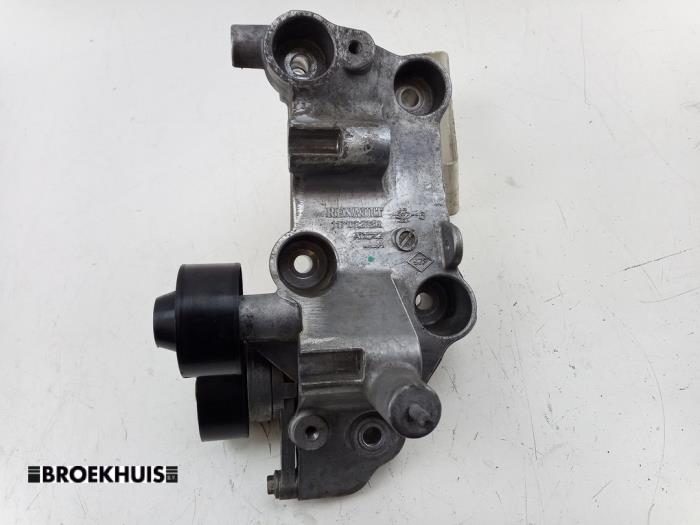 Gebruikte Dynamosteun onder Renault Master III (EV/HV/UV/VA/VB/VD/VF/VG/VJ) 2.3 dCi 145 16V FWD Prijs € 57,48 Inclusief btw aangeboden door Autobedrijf Broekhuis B.V.