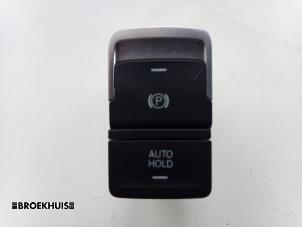 Gebruikte Schakelaar handrem Volkswagen Golf VII (AUA) 1.4 TSI 16V Prijs € 15,00 Margeregeling aangeboden door Autobedrijf Broekhuis B.V.