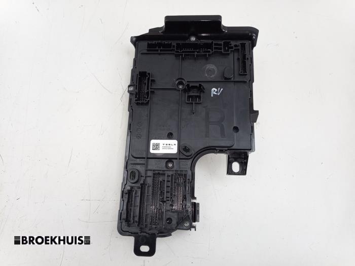 Gebruikte Computer Body Control Tesla Model Y (5YJY) RWD Prijs € 170,00 Margeregeling aangeboden door Autobedrijf Broekhuis B.V.