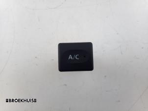 Gebruikte Airco Schakelaar Landrover Defender I 2.2 TD4 16V Prijs € 25,00 Margeregeling aangeboden door Autobedrijf Broekhuis B.V.