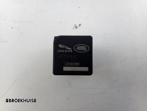 Gebruikte Relais Landrover Defender I 2.2 TD4 16V Prijs € 5,00 Margeregeling aangeboden door Autobedrijf Broekhuis B.V.