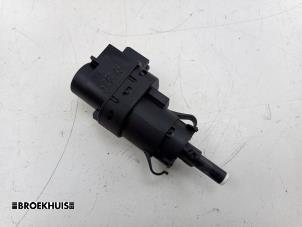 Gebruikte Remlicht Schakelaar Landrover Defender I 2.2 TD4 16V Prijs € 15,00 Margeregeling aangeboden door Autobedrijf Broekhuis B.V.