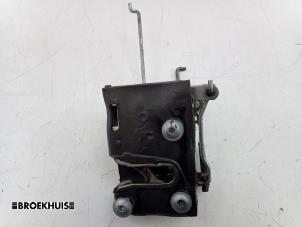 Gebruikte Deurslot Mechaniek 4Deurs rechts-voor Landrover Defender I 2.2 TD4 16V Prijs € 45,00 Margeregeling aangeboden door Autobedrijf Broekhuis B.V.