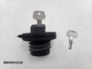 Gebruikte Tankdop Landrover Defender I 2.2 TD4 16V Prijs € 20,00 Margeregeling aangeboden door Autobedrijf Broekhuis B.V.