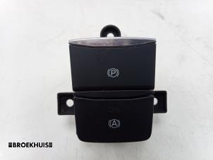 Gebruikte Handrem schakelaar Ford Focus 4 Wagon 1.0 Ti-VCT EcoBoost 12V 125 Prijs € 15,00 Margeregeling aangeboden door Autobedrijf Broekhuis B.V.