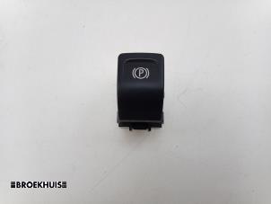 Gebruikte Handrem schakelaar Opel Astra K Sports Tourer 1.0 Turbo 12V Prijs € 10,00 Margeregeling aangeboden door Autobedrijf Broekhuis B.V.