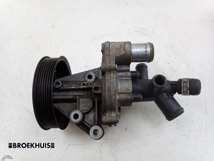 Gebruikte Waterpomp Landrover Defender I 2.2 TD4 16V Prijs € 50,00 Margeregeling aangeboden door Autobedrijf Broekhuis B.V.