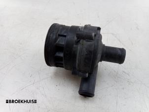 Gebruikte Waterpomp Mercedes C Estate (S205) C-180 BlueTEC, C-180 d 1.6 16V Prijs € 25,00 Margeregeling aangeboden door Autobedrijf Broekhuis B.V.