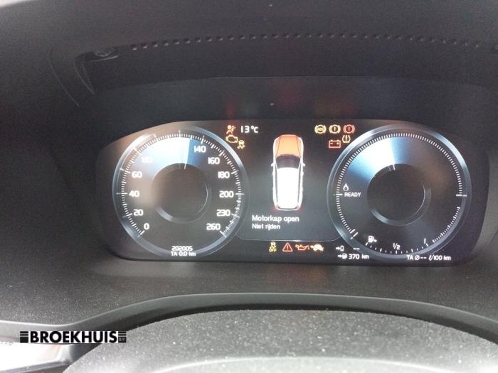 Kilometerteller KM van een Volvo V60 II (ZW) 2.0 T8 16V Plug-in Hybrid AWD 2021