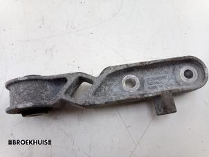 Gebruikte Versnellingsbak Steun Volvo V60 II (ZW) 2.0 T8 16V Plug-in Hybrid AWD Prijs € 15,00 Margeregeling aangeboden door Autobedrijf Broekhuis B.V.