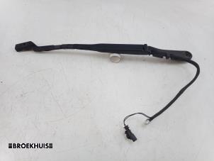 Gebruikte Ruitenwisserarm voor Volvo V60 II (ZW) 2.0 T8 16V Plug-in Hybrid AWD Prijs € 30,00 Margeregeling aangeboden door Autobedrijf Broekhuis B.V.
