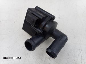 Gebruikte Extra waterpomp Volvo V60 II (ZW) 2.0 T8 16V Plug-in Hybrid AWD Prijs € 45,00 Margeregeling aangeboden door Autobedrijf Broekhuis B.V.